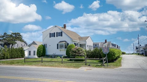 Come visit Hank's Hideaway - Just a few steps to the beach!