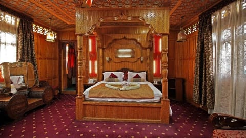 In-room safe, desk, WiFi (free), bed sheets