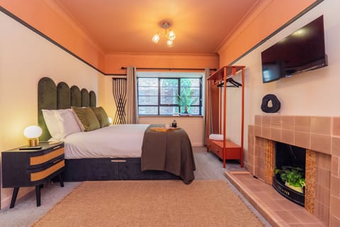 Warm Art Deco inspired studio with double bed