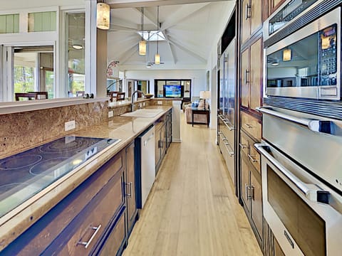 Kitchen - Beautifully designed kitchen, perfect for unleashing your culinary creativity!