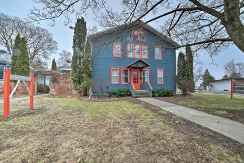 Sturgeon Bay Vacation Rental | 1BR | 1BA | 500 Sq Ft | 4 Steps to Enter