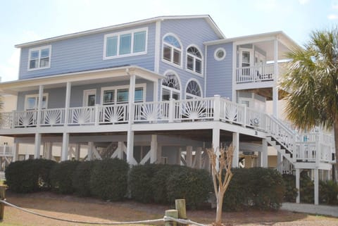 Large side and back yard for cornhole or space for kids to run around