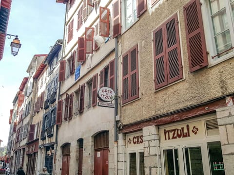 Building, Sky, Property, Window, Infrastructure, Neighbourhood, Real Estate, Residential Area, Facade, Road