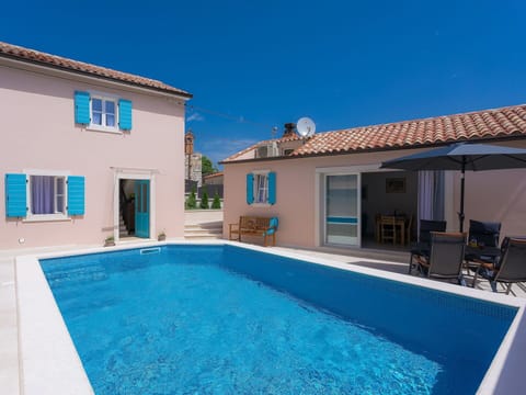 Water, Sky, Building, Window, Property, Swimming Pool, Blue, Azure, Plant, Shade