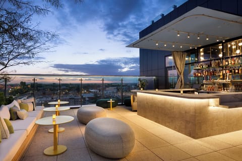 2 restaurants; breakfast, lunch, and dinner served
