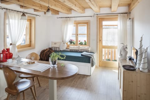 Standard Studio | In-room safe, desk, blackout drapes, bed sheets