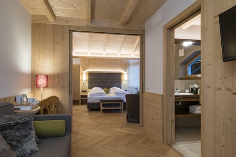 Panoramic Suite, 1 Bedroom, Mountainside | In-room safe, desk, free WiFi, bed sheets