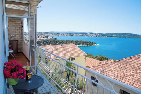 Apartment, 2 Bedrooms, Smoking, Patio | Property grounds