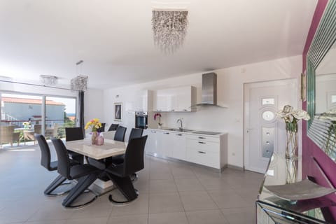 House, 4 Bedrooms, Smoking, Balcony | Dining