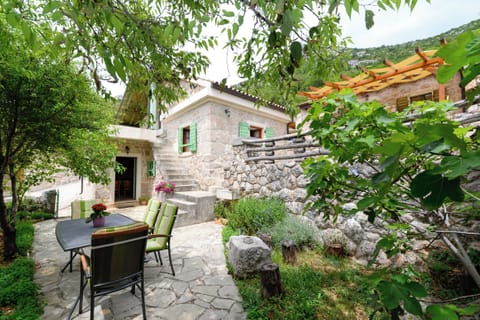 House, 1 Bedroom, Balcony, Garden View | Outdoor dining