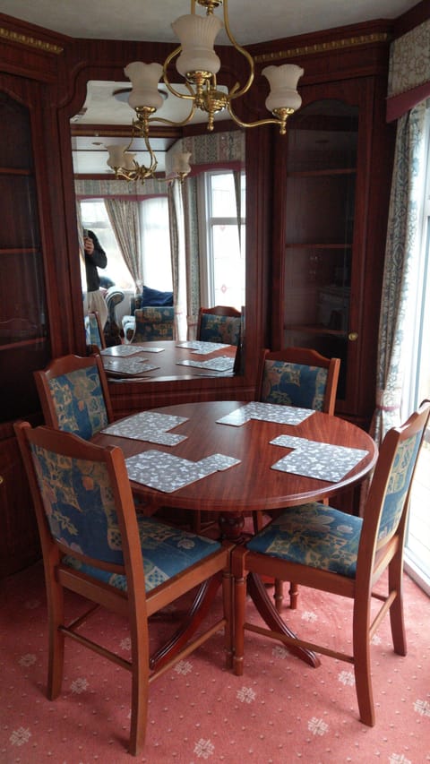 Chalet, 2 Bedrooms, Patio, Lake View | Dining room