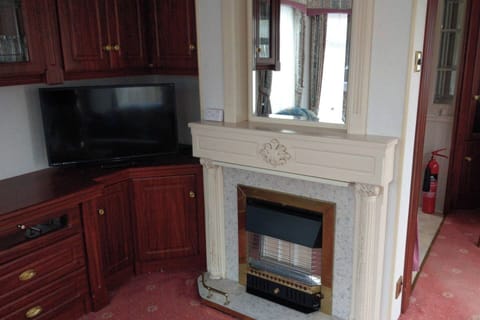 Chalet, 2 Bedrooms, Patio, Lake View | Living room | TV