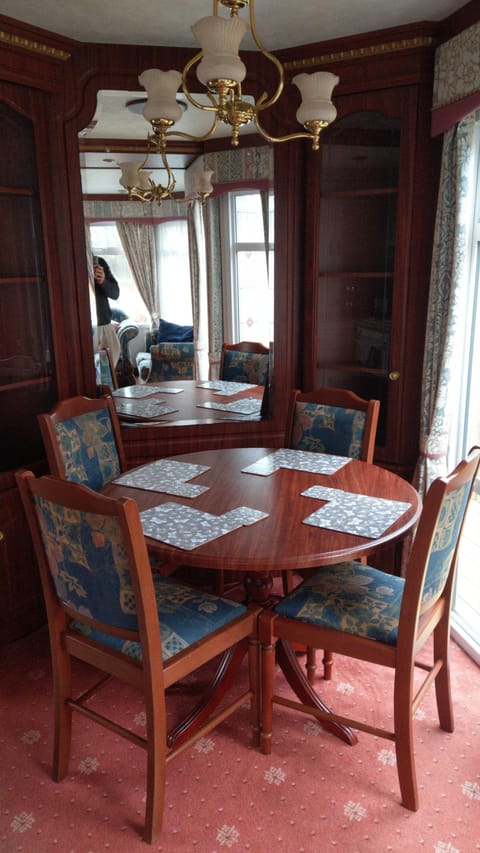 Chalet, 2 Bedrooms, Patio, Lake View | Dining room