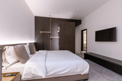 Deluxe Room | In-room safe, desk, laptop workspace, blackout drapes