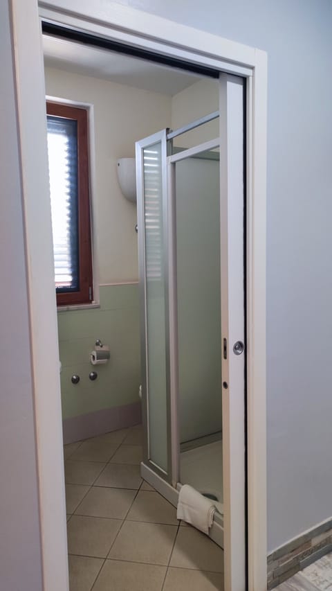Comfort Double Room, Garden View | Bathroom | Shower, free toiletries, hair dryer, bidet