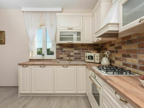 Cabinetry, Countertop, Building, Kitchen, Kitchen Stove, Kitchen Appliance, Wood, Drawer, Interior Design, Floor