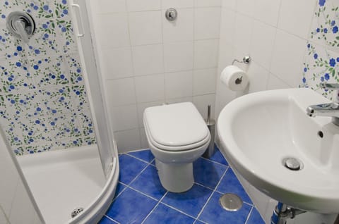 Economy Double Room (External Private Bathroom) | Bathroom | Shower, free toiletries, hair dryer, towels