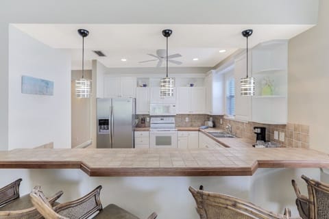 Breakfast bar/kitchen