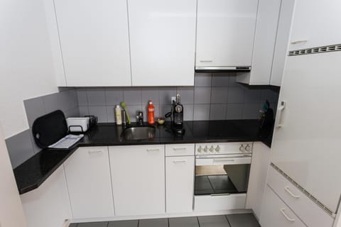 Full-size fridge, oven, stovetop, coffee/tea maker