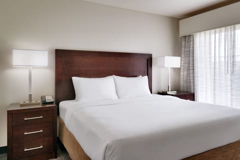 Premium bedding, in-room safe, desk, laptop workspace