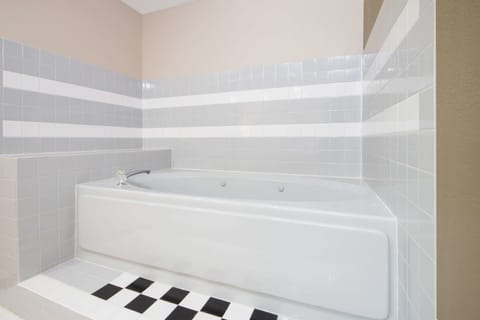 Deep soaking tub, free toiletries, hair dryer, towels