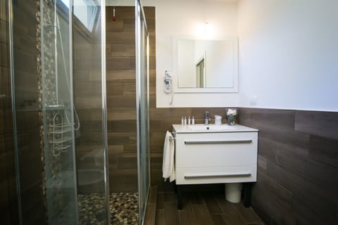 Suite | Bathroom | Free toiletries, hair dryer, bidet, towels