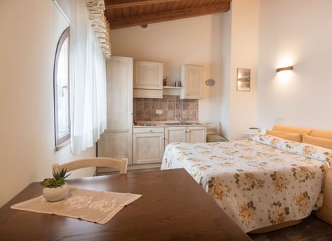 Classic Studio, Private Bathroom (Vento) | Individually furnished, desk, soundproofing, iron/ironing board