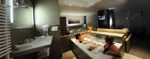 Penthouse Suite | Bathroom | Combined shower/tub, rainfall showerhead, free toiletries, hair dryer