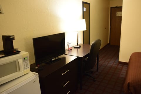 Room, 1 King Bed, Accessible, Non Smoking (Mobility Accessible) | Desk, blackout drapes, free cribs/infant beds, free WiFi