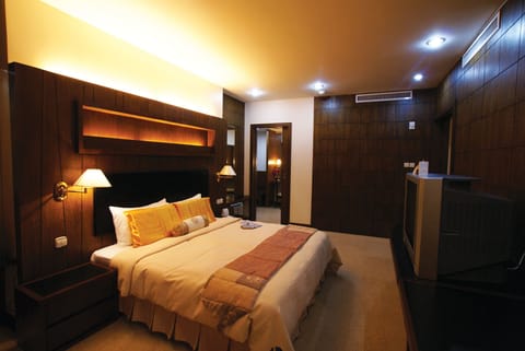 Minibar, free WiFi, bed sheets