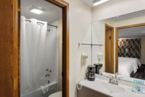 Combined shower/tub, free toiletries, towels