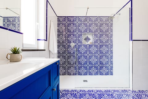 Family Room, Balcony | Bathroom | Shower, rainfall showerhead, free toiletries, hair dryer