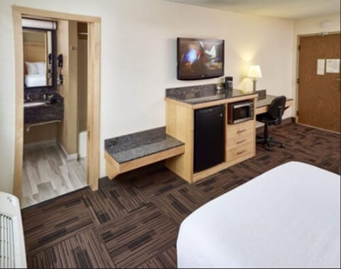 Room, 2 Double Beds, Non Smoking, Lake View | Premium bedding, pillowtop beds, in-room safe, desk