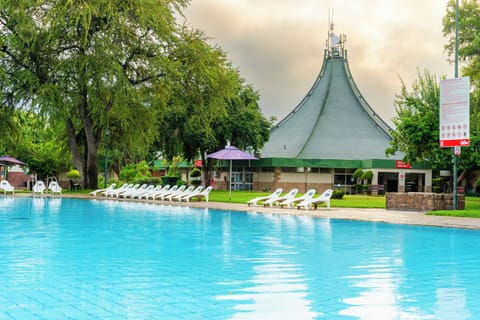 2 outdoor pools, sun loungers