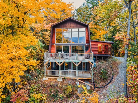 Two amazing decks with stunning views of  the Smoky mountains! Very private!