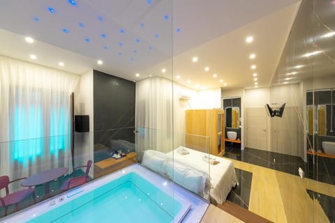Design Suite | Minibar, in-room safe, desk, soundproofing
