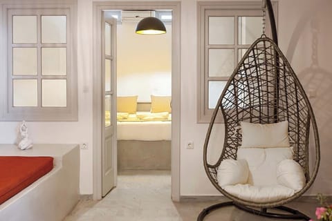 Premium bedding, down comforters, minibar, in-room safe