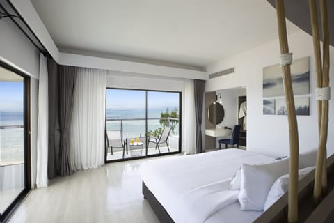 Suite, 1 King Bed (Ocean) | In-room safe, desk, laptop workspace, iron/ironing board (on request)