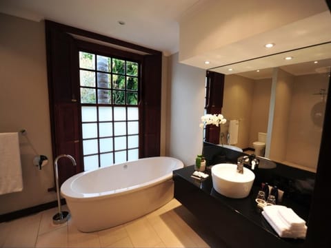 Luxury Room | Bathroom | Shower, free toiletries, hair dryer, towels