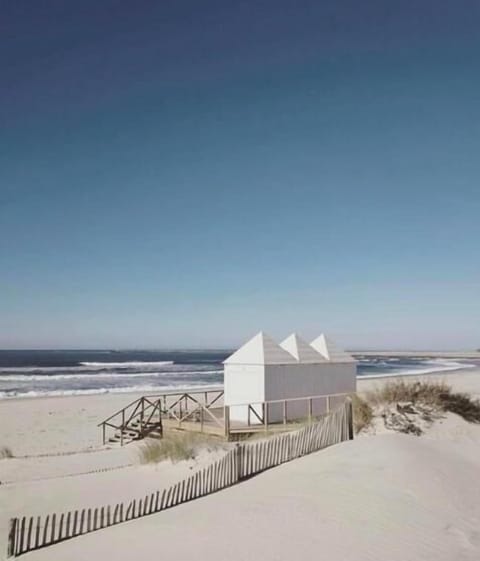 Beach nearby, white sand, 10 beach bars