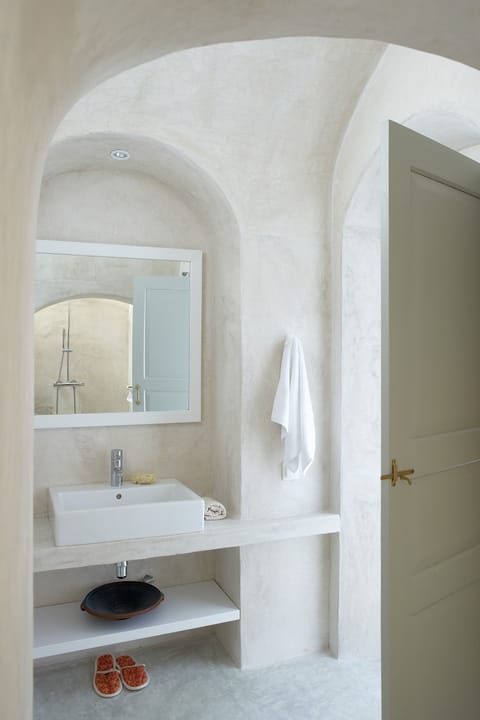 Villa (Canava) | Bathroom | Deep soaking tub, rainfall showerhead, free toiletries, hair dryer