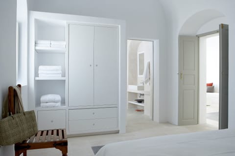 Villa (Canava) | Down comforters, free minibar items, in-room safe, desk