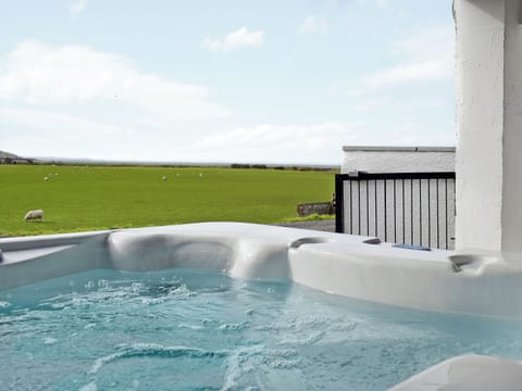 Inviting private hot tub | Stinchar View, Ballantrae, near Girvan