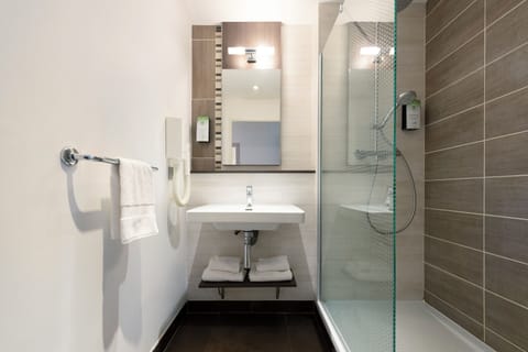 Superior Room, 1 Queen Bed | Bathroom | Eco-friendly toiletries, hair dryer, towels, soap