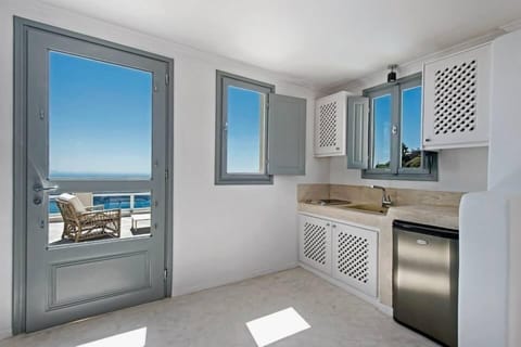 Honeymoon Suite Caldera View & Private Jacuzzi | Hypo-allergenic bedding, down comforters, Select Comfort beds, minibar