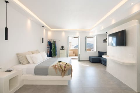 Cliff Suite, Caldera View, Outdoor Hot Tub (for 3) | Hypo-allergenic bedding, down comforters, Select Comfort beds, minibar