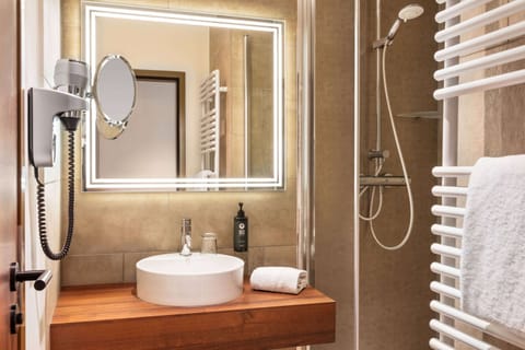 Shower, rainfall showerhead, free toiletries, hair dryer