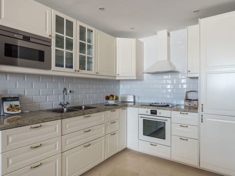 Countertop, Cabinetry, Furniture, Kitchen, Room, Property, White, Interior Design, Floor, Drawer