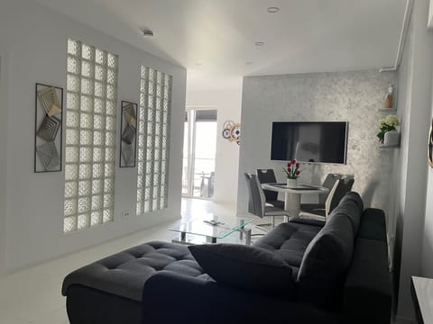 Luxury Studio Suite, Non Smoking, Lake View | Living area | 55-inch flat-screen TV with cable channels, LED TV, Netflix