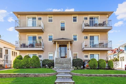 Front of the building. The condo is on the quieter backside.
